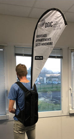 drapeau publicitaire sur le dos d'un opérateur pour promouvoir une opportunité immobiliere
