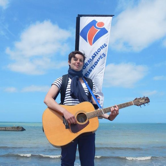 personne portant une guitare et un sac à dos publicitaire