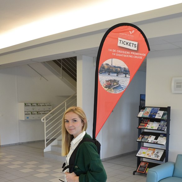comerciale faisant la pub avec un drapeau sac à dos publicitaire